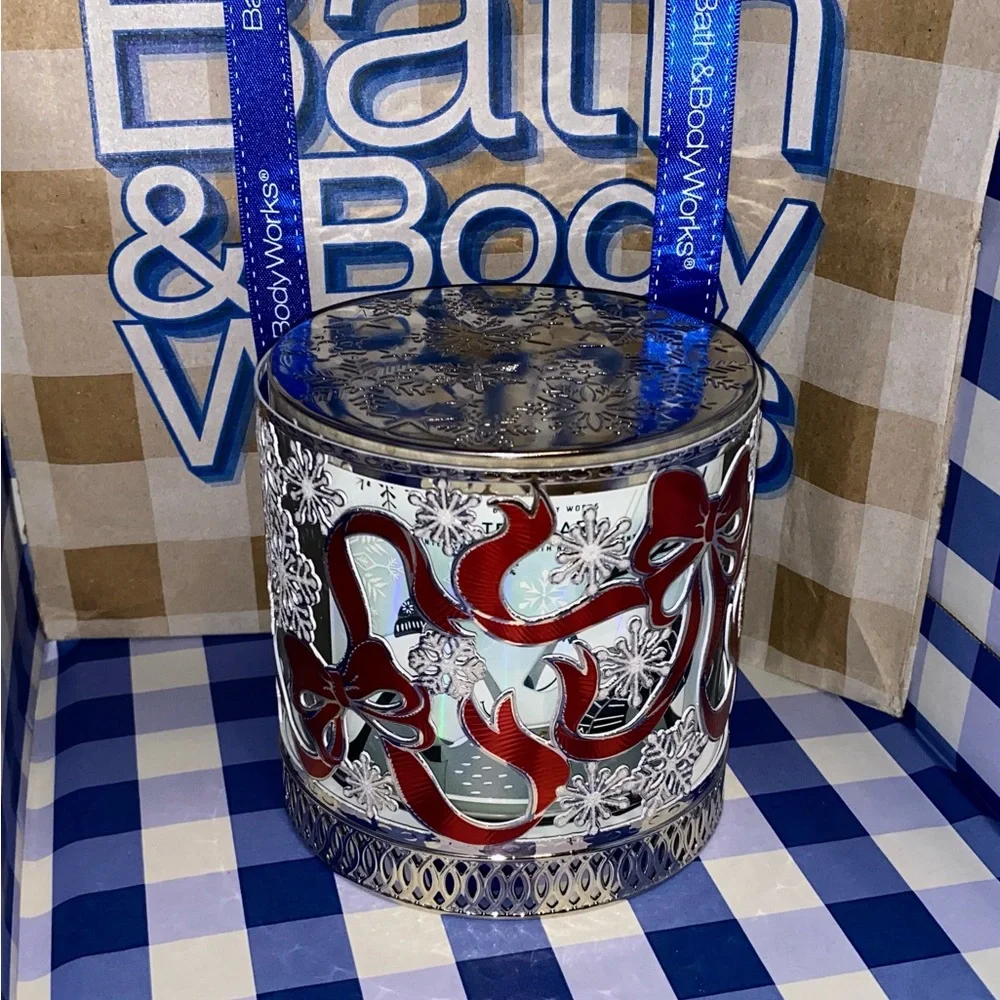 BATH AND BODY WORKS RED BOWS & SNOWFLAKES 3-WICK CANDLE HOLDER